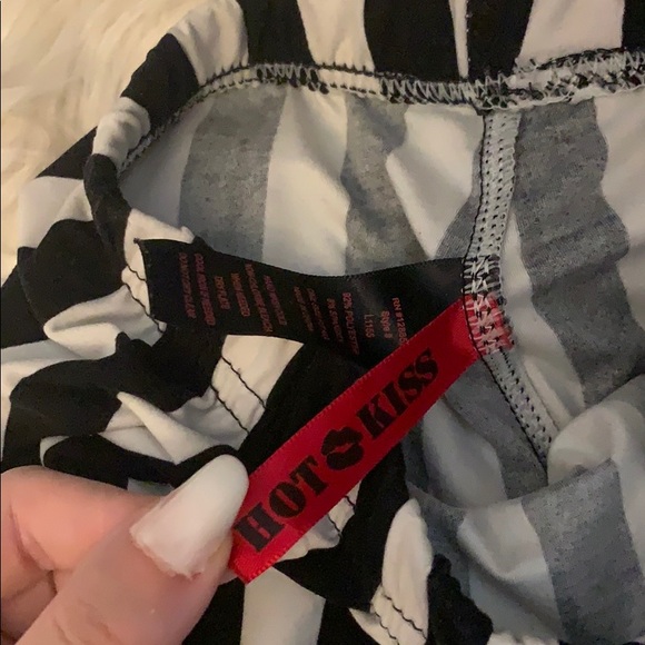 SOFT HOT KISS BLACK AND WHITE LEGGINGS - Picture 2 of 3